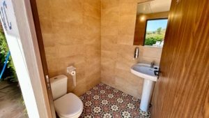 toilet bij zwembad